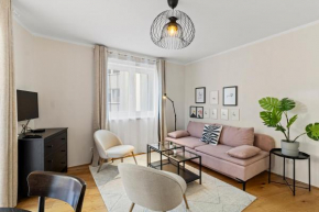 Free Parking I Balcony I 5 min to Train Station